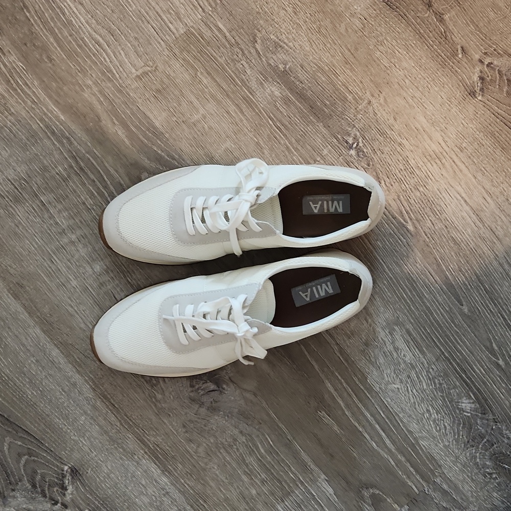 SOLD -Mia Kable tan sneaker 8.5